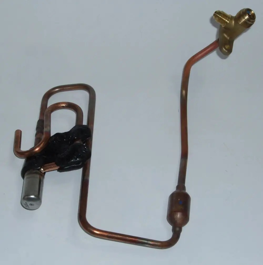 Kupferrohr mit gebogenem Design und Anschluss für Kältetechnik, vermutlich für eine Daikin-Anlage, zur Flüssigkeitsleitung oder -verbindung.